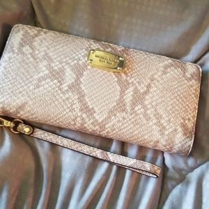 Michael kors wristlet